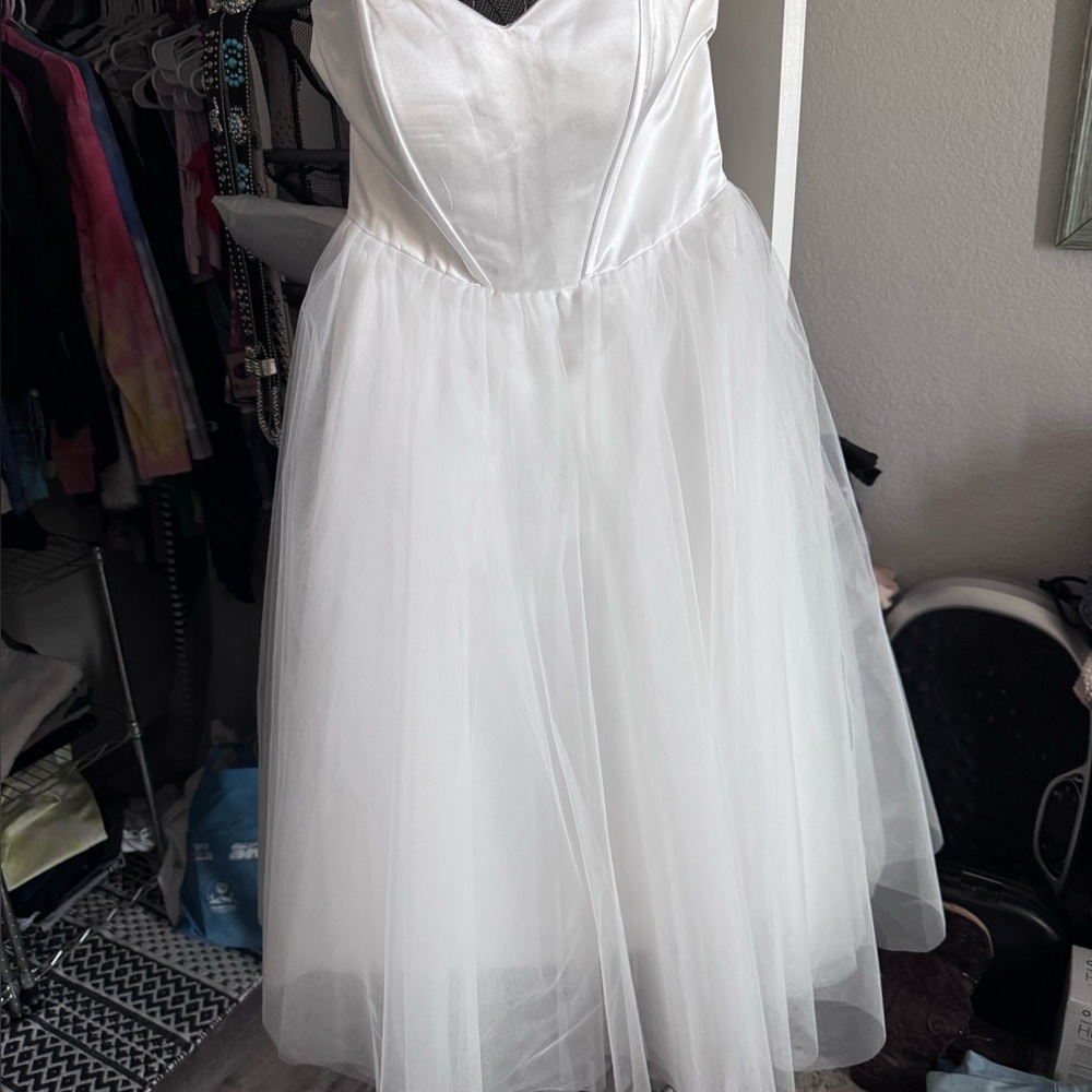 Elegant Dress looks like a (Justin Alexander) added pics for refrence